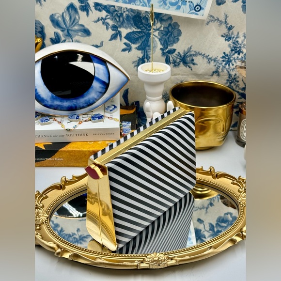🆕 LULU GUINNESS 🧿 Karlie Leather Striped Clutch with Lip Closure, Black/White - Picture 4 of 12